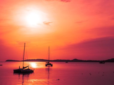Güzel tropikal deniz ve okyanus Yelkenli veya yat gündoğumu zaman