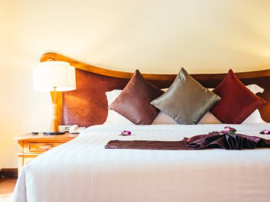 Otel yatak odasında ışık lamba dekorasyonu ile yatakta rahat yastık