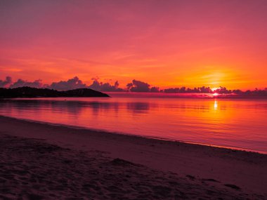 Güzel tropikal plaj ve okyanus yatay, bulut ve gökyüzü gündoğumu veya günbatımı zaman seyahat ve tatil için