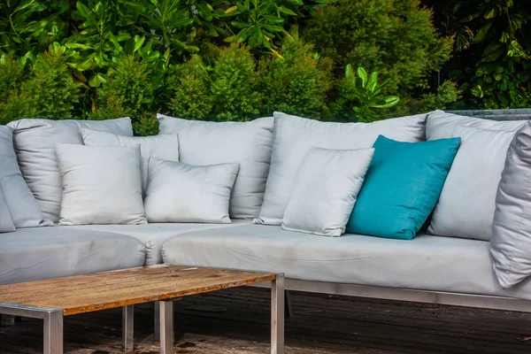 Comodo Cuscino Sul Divano Decorazione Patio Esterno Con Vista Tropicale — Foto Stock