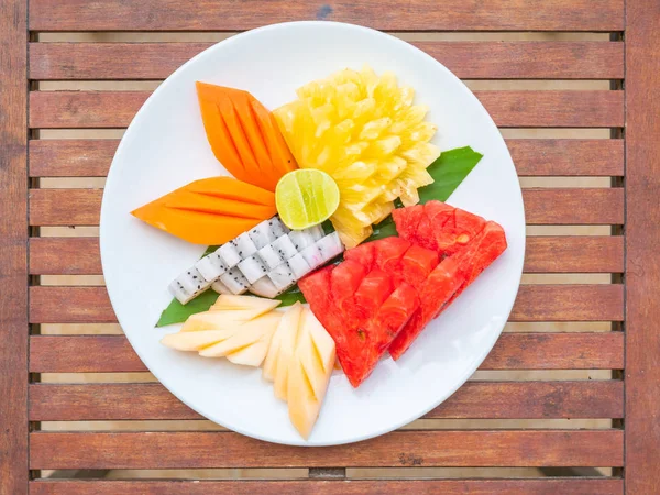 Coloful 许多水果在白色板材在木桌健康食物样式 — 图库照片