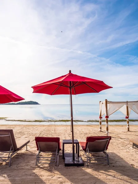 Ομπρέλα Και Καρέκλα Στην Τροπική Παραλία Θάλασσα Και Ωκεανό Για — Φωτογραφία Αρχείου