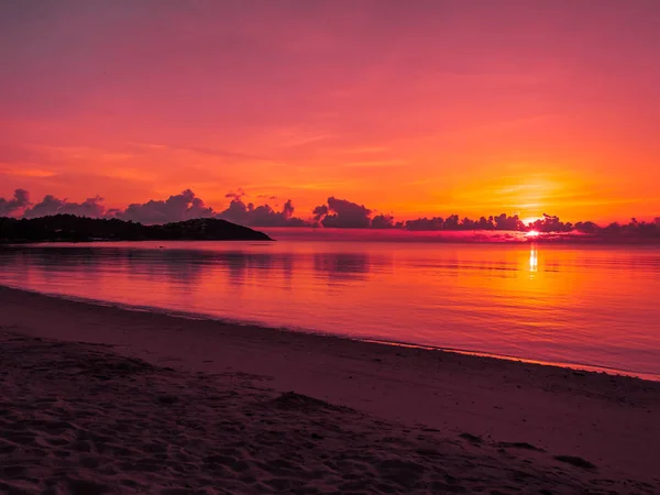 Hermosa Playa Tropical Paisaje Marino Con Nubes Cielo Amanecer Atardecer — Foto de Stock