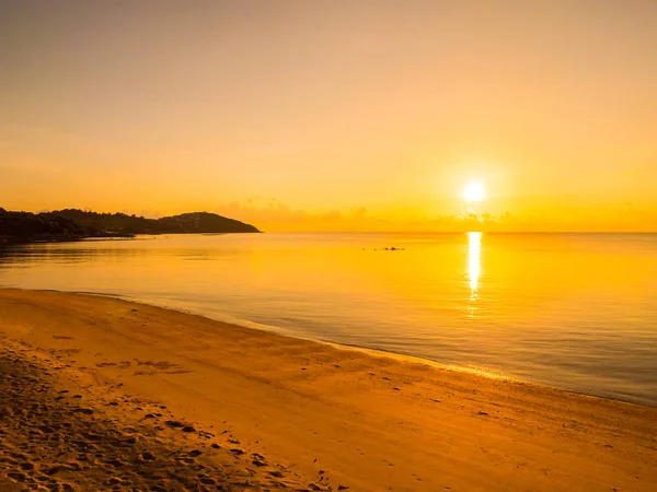 Schöner Tropischer Strand Meer Und Ozean Mit Kokospalmen Bei Sonnenaufgang — Stockfoto