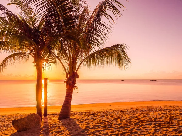 Schöner Tropischer Strand Meer Und Ozean Mit Kokospalmen Bei Sonnenaufgang — Stockfoto