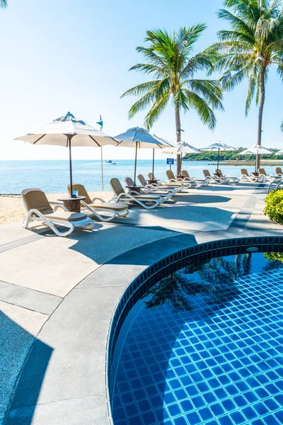 Beautiful Tropical Beach Sea Umbrella Chair Swimming Pool Hotel Resort — Stock Photo, Image