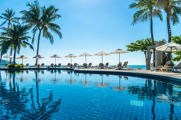 Bela Praia Tropical Mar Com Guarda Chuva Cadeira Torno Piscina — Fotografia de Stock