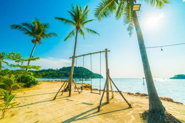 Plaj güzel tropikal plaj ve deniz paradise Island Seyahat ve tatil için Hindistan cevizi hurma ağacı üzerine salıncak