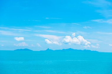 Güzel deniz ve okyanus mavi gökyüzü arka plan bulut ile