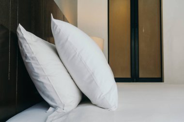 Beyaz rahat yastık yatak dekorasyon otel yatak odasında