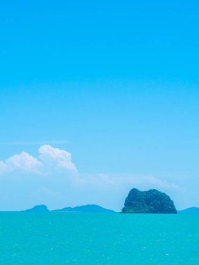 Seyahat ve tatil için mavi gökyüzü arka plan üzerinde beyaz bulut ile güzel tropikal deniz okyanus
