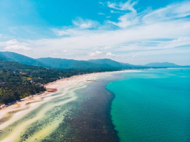 Seyahat ve tatil için adada güzel tropikal plaj ve deniz ağaçları ile havadan görünümü