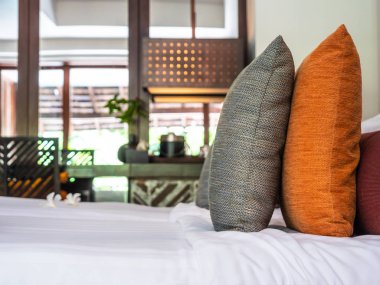 Otel yatak odasında ışık lamba dekorasyonu ile yatakta rahat yastık