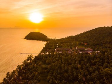 Güzel tropikal plaj ve deniz Island günbatımı zaman seyahat ve tatil için havadan görünümü