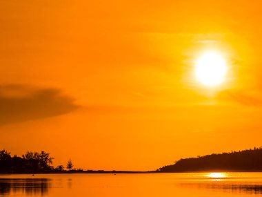 Güzel tropikal plaj deniz ve okyanus ile Hindistan cevizi hurma ağacı gündoğumu zaman seyahat ve tatil için