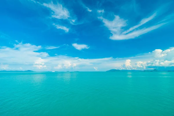 Nuvem Branca Bonita Céu Azul Mar Oceano Para Fundo — Fotografia de Stock