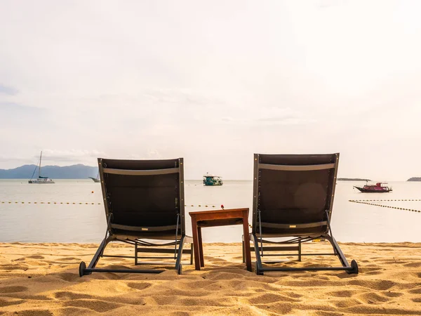 Parasol Krzesło Tropikalnej Plaży Mórz Oceanów Czasie Wschodu Podróże Wakacje — Zdjęcie stockowe