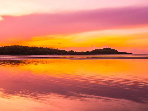 Gyönyörű Trópusi Tengerpart Tenger Óceán Kókusz Pálma Sunrise Időben Utazás — Stock Fotó