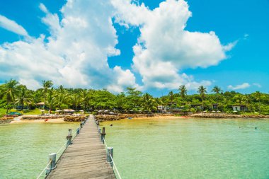 Ahşap iskele veya Cennet Adası için seyahat etmek tatil tropikal plaj ve ile köprü
