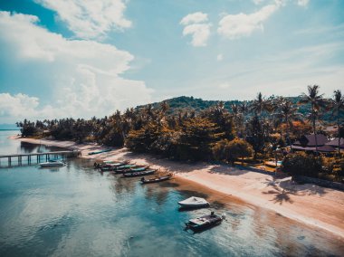 Güzel tropikal plaj ve deniz hurma ve koh samui Adası seyahat ve tatil için diğer ağacında havadan görünümü