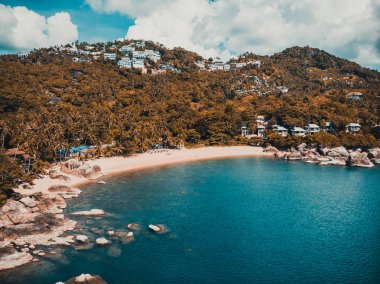 Güzel tropikal plaj ve deniz hurma ve koh samui Adası seyahat ve tatil için diğer ağacında havadan görünümü