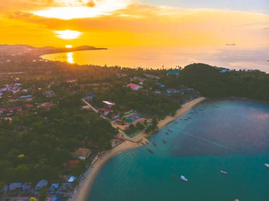 Güzel tropikal plaj ve deniz hurma ve koh samui Adası Tayland tatil ve seyahat için günbatımı zaman diğer ağacında havadan görünümü