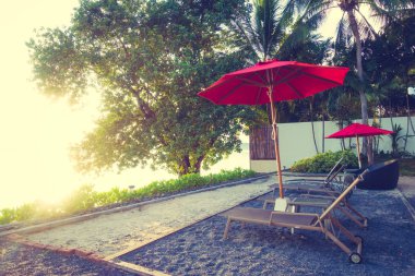 Güzel tropikal deniz okyanus ve plaj şemsiye ve sandalye seyahat ve tatil için