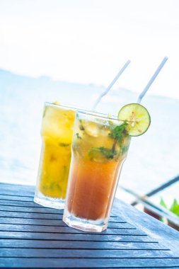 Mojito cam tropikal deniz okyanus ve Plajı manzaralı içme buz