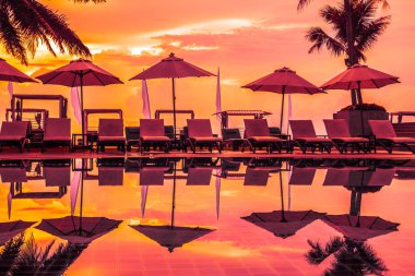 Güzel lüks otel ve tatil seyahat ve tatil için sandalye ve şemsiye ile açık yüzme havuzu