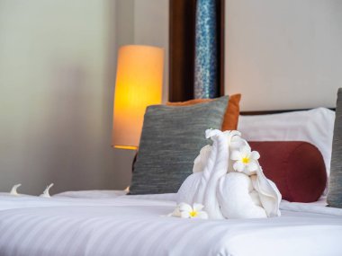 Beyaz fil havlu ve yatak otel yatak odası iç dekorasyonda rahat yastık