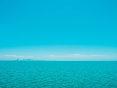 Seyahat ve tatil için mavi gökyüzü arka plan üzerinde beyaz bulut ile güzel tropikal deniz okyanus