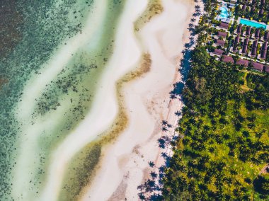 Seyahat ve tatil için adada güzel tropikal plaj ve deniz ağaçları ile havadan görünümü