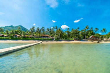 Güzel tropikal plaj deniz ve kum mavi gökyüzü ve beyaz bulut iskelesinden seyahat ve tatil için Hindistan cevizi hurma ağacı ile