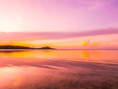 Güzel tropikal plaj deniz ve okyanus ile Hindistan cevizi hurma ağacı gündoğumu zaman seyahat ve tatil için