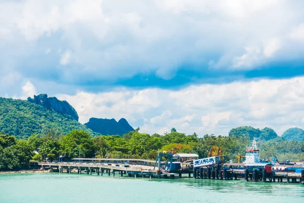 苏梅岛 2018年5月14日 Seatran 渡轮从 Donsak 码头向泰国苏梅岛岛运送乘客 — 图库照片