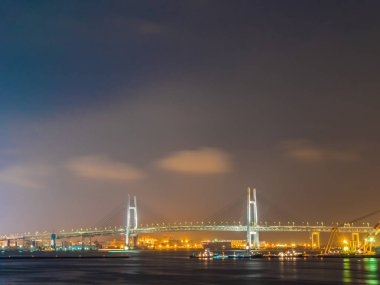 Deniz ve okyanus gece Japonya'da şehir etrafında güzel mimari yokohama Köprüsü