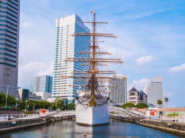 Yokohama Japonya - 25 Temmuz 2018: Güzel Nippon-maru A Yelkenli tekne Japonya Yokohama şehirde mavi gökyüzü ile