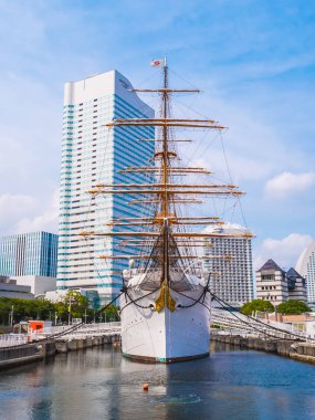 Yokohama Japonya - 25 Temmuz 2018: Güzel Nippon-maru A Yelkenli tekne Japonya Yokohama şehirde mavi gökyüzü ile
