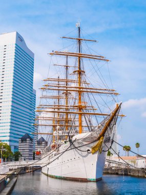 Yokohama Japonya - 25 Temmuz 2018: Güzel Nippon-maru A Yelkenli tekne Japonya Yokohama şehirde mavi gökyüzü ile