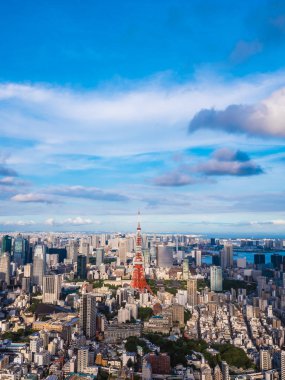 Japonya'da mavi gökyüzü ve beyaz bulut ile güzel mimari ve yapı ile tokyo tokyo şehir etrafında kule