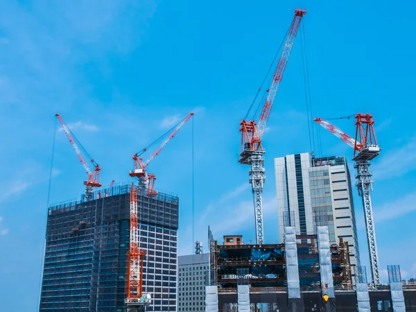 Kraan Bouwen Onder Bouw Buitenkant Met Hemelachtergrond — Stockfoto