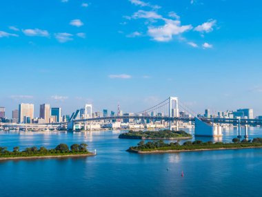 Mimari yapı ve Gökkuşağı Köprüsü tokyo şehir Japonya mavi gökyüzü ve beyaz bulut ile güzel cityscape