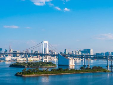 Mimari yapı ve Gökkuşağı Köprüsü tokyo şehir Japonya mavi gökyüzü ve beyaz bulut ile güzel cityscape