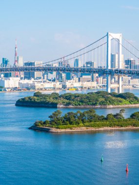 Mimari yapı ve Gökkuşağı Köprüsü tokyo şehir Japonya mavi gökyüzü ve beyaz bulut ile güzel cityscape