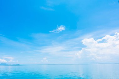 Güzel deniz ve okyanus mavi gökyüzü arka plan bulut ile
