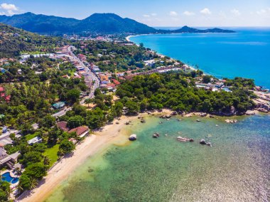 Koh samui Adası Tatil ve seyahat için mavi gökyüzünde üzerinde pek çok ağaç ve beyaz bulut deniz ve plaj güzel havadan görünümü