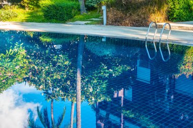 Güzel lüks otel ve resort tatil seyahat ve tatil için merdiven ile açık yüzme havuzu