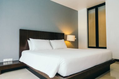 Beyaz rahat yastık yatak dekorasyon otel yatak odasında
