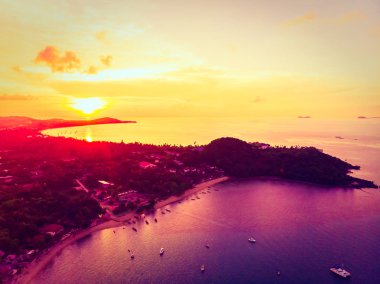 Güzel tropikal plaj ve deniz hurma ve koh samui Adası Tayland tatil ve seyahat için günbatımı zaman diğer ağacında havadan görünümü