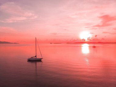 Güzel tropikal plaj ve deniz hurma ve koh samui Adası Tayland tatil ve seyahat için günbatımı zaman diğer ağacında havadan görünümü